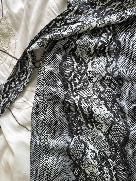 Snake-Print Satin Cover with Belt - Picture 4 of 4